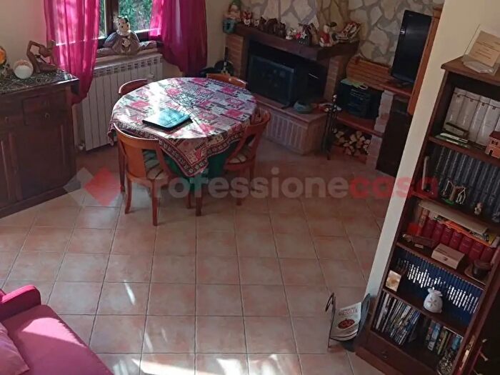 Casa trilocale in vendita in Via Fabrizio De Britis, Rocca Di Botte