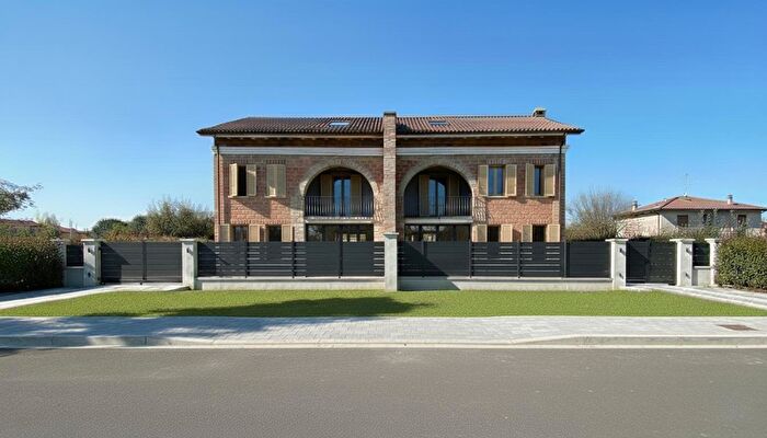 Casa con 5 locali in vendita in Via Finale, Villa Estense