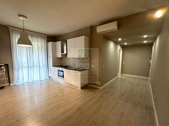 Appartamento trilocale in affitto in Via Vittor Pisani, Centrale, Milano