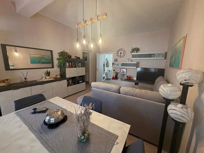 Casa con 7 locali in vendita in Via Serravalle, Luni