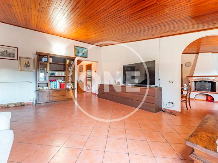 Appartamento trilocale in vendita in Via Francesco Chiaromonte, Roma