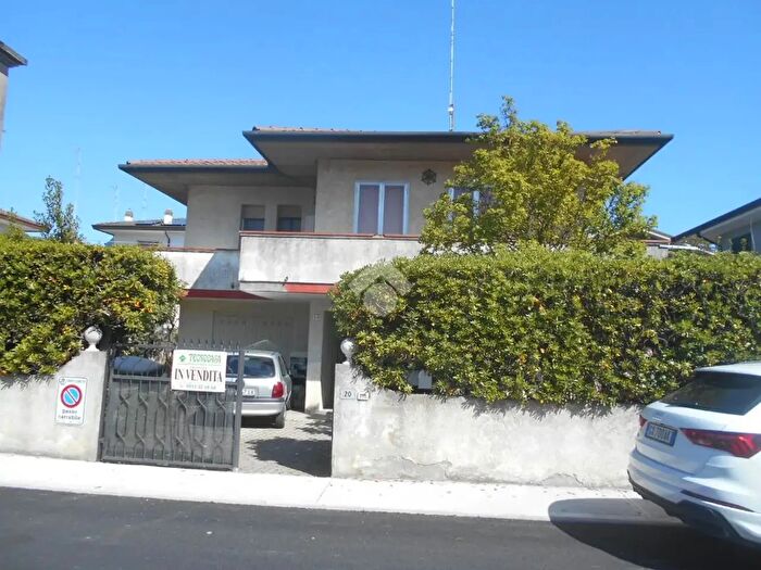 Casa con 9 locali in vendita in Via Eremo, Comacchio