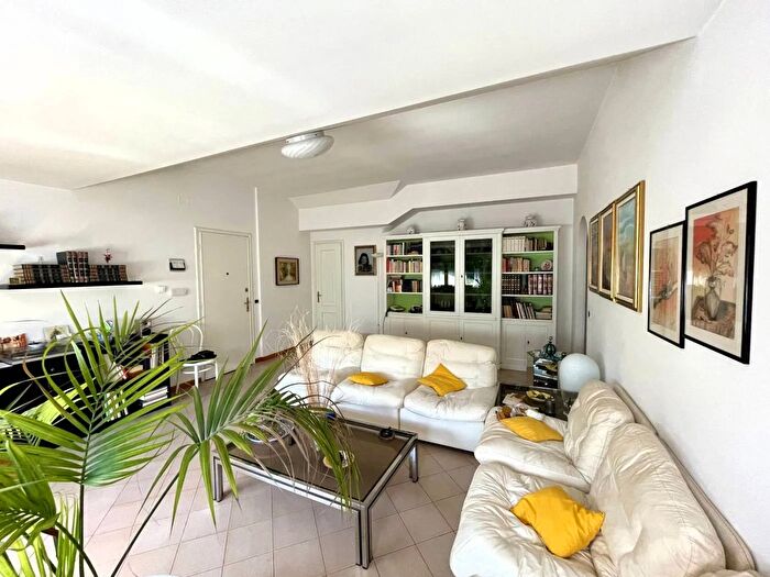 Appartamento trilocale in vendita in Via Papa Giovanni XXIII a Savignone, Savignone