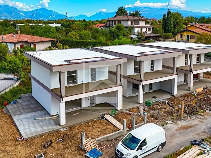 Casa quadrilocale in vendita in Via Posteghe, Manerba Del Garda