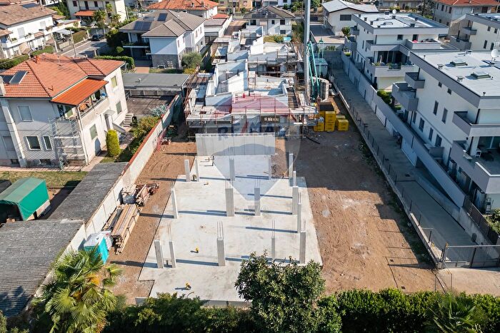 Casa con 7 locali in vendita in Via G Deledda Snc, Magnago