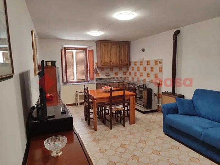 Appartamento quadrilocale in vendita in Via Fonte, Villa Collemandina
