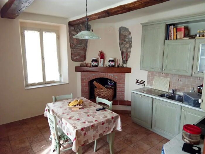 Casa con 5 locali in vendita in Massa