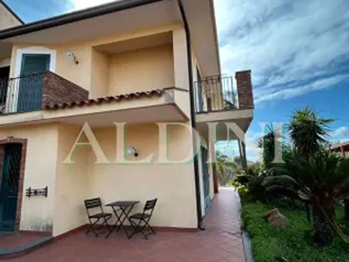 Casa con 6 locali in vendita in San Giovanni La Punta