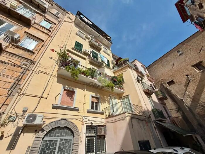 Appartamento quadrilocale in vendita in Piazzetta San Giovanni in Porta, Napoli