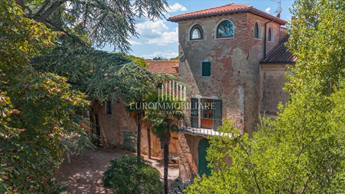 Casa con 15 locali in vendita in Via CB Cavour, Castiglione Del Lago