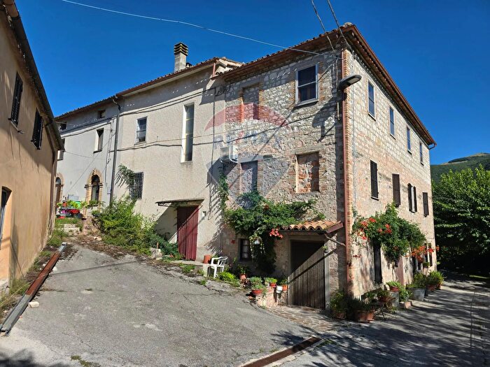 Casa con 6 locali in vendita in Pontebovesecco, Genga