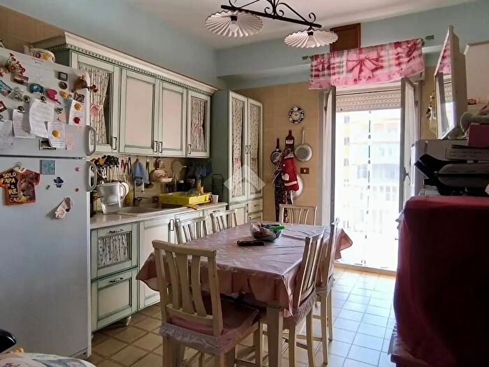 Appartamento quadrilocale in vendita in Via Azolino Hazon, Palermo