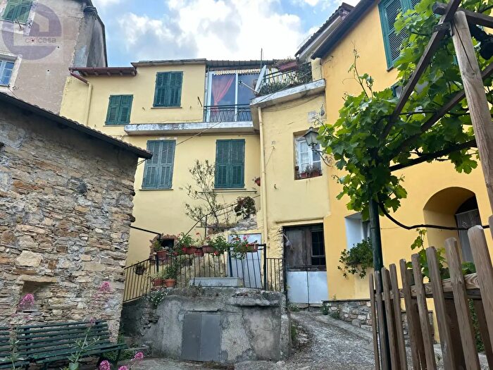 Appartamento con 6 locali in vendita in Via Guglielmo Marconi, Pietrabruna