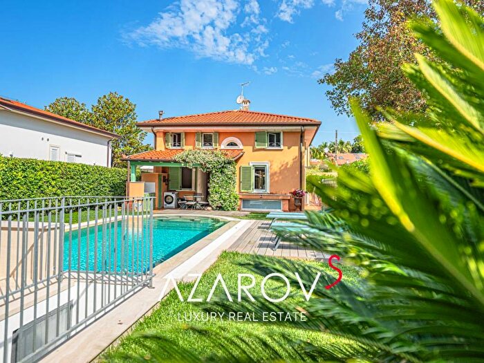 Casa con 6 locali in affitto in Viale Apua, Pietrasanta