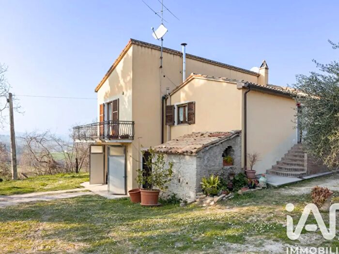 Casa con 8 locali in vendita in Frazione Montevecchio, Pergola