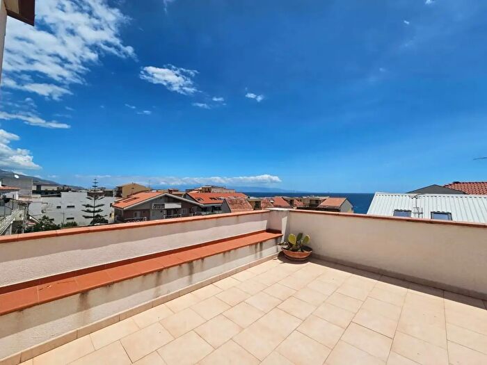Appartamento con 5 locali in vendita in Via Regina Margherita, Santa Teresa Di Riva