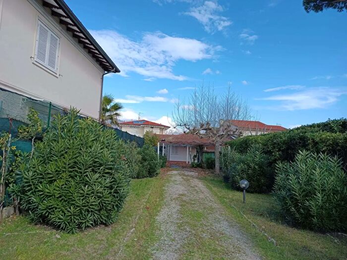 Casa con 7 locali in affitto in Via Versilia, Forte Dei Marmi
