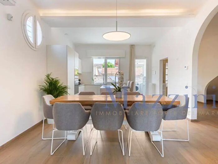 Appartamento con 16 locali in vendita in Via Idone, Forte Dei Marmi