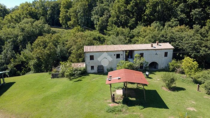 Casa con 6 locali in vendita in Vocabolo SantAgata, Torri In Sabina