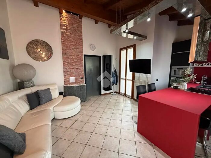 Appartamento bilocale in vendita in Via Via dell'Albarotto, Romano Di Lombardia