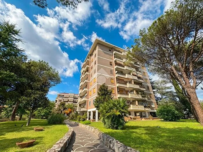 Appartamento trilocale in vendita in Via Cina, Roma