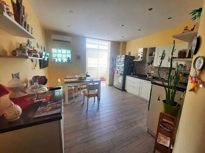 Appartamento con 5 locali in vendita in Via Villa De Gregorio, Palermo