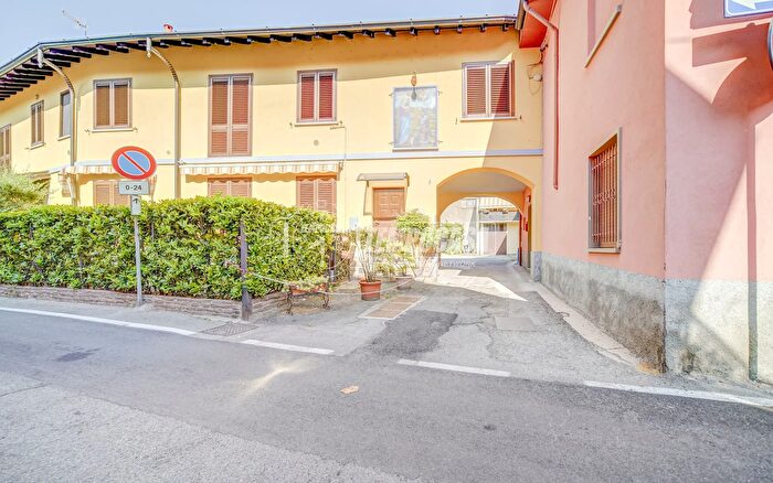 Casa con 6 locali in vendita in Via Gelada, Samarate