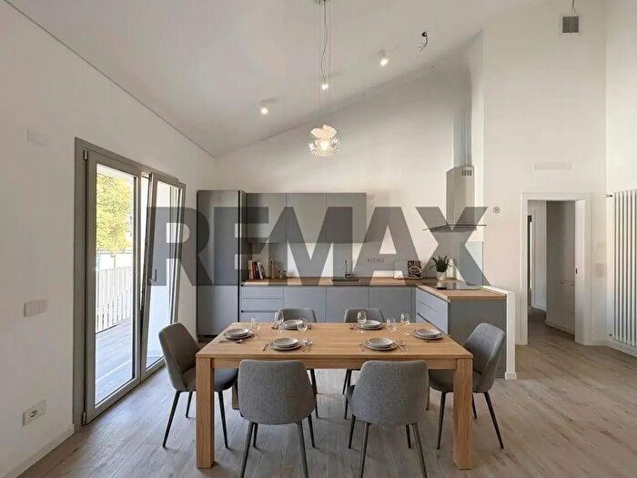 Appartamento trilocale in vendita in Via Gambini, Trieste