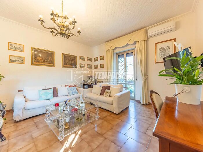 Appartamento trilocale in vendita in Via Lovere, Roma
