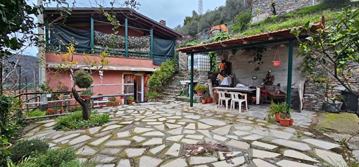 Casa con 6 locali in vendita in Frazione Sanguineto, Chiavari