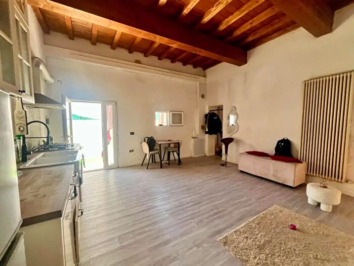 Casa con 5 locali in vendita in Cascina