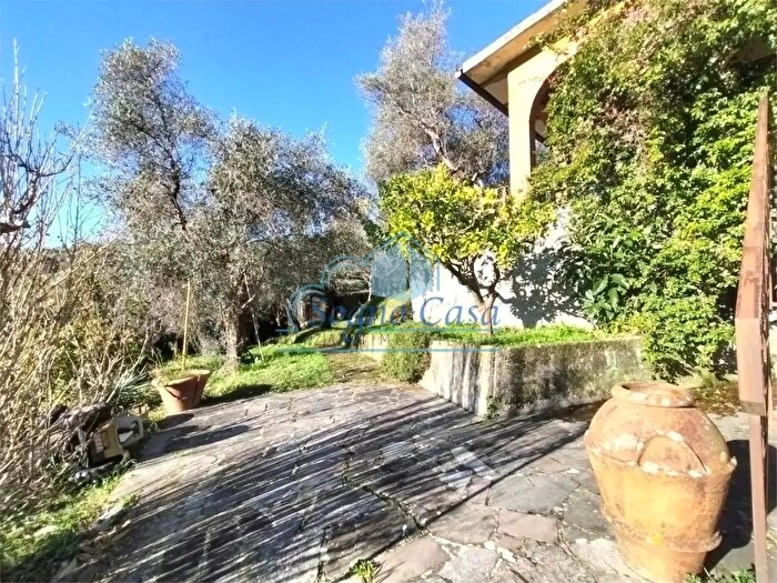 Casa con 5 locali in vendita in Luni