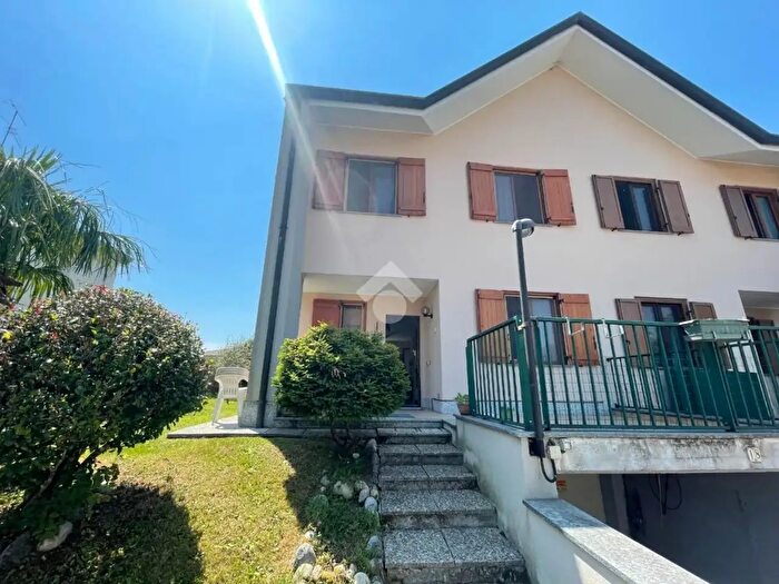 Casa con 5 locali in vendita in Via Moronera, Rovellasca