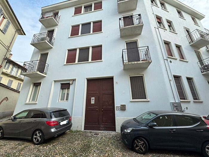 Appartamento trilocale in affitto in Via Pietro Azzario, Centro Storico, Pavia