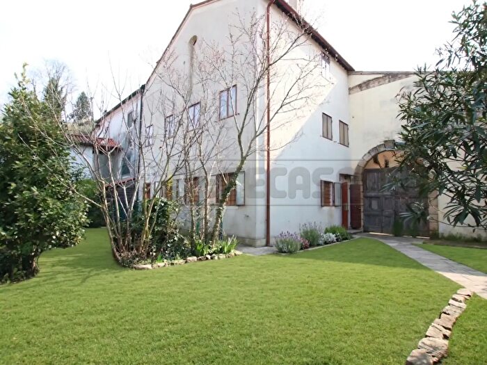 Casa con 6 locali in vendita in Piazza Guglielmo Marconi, Montegalda