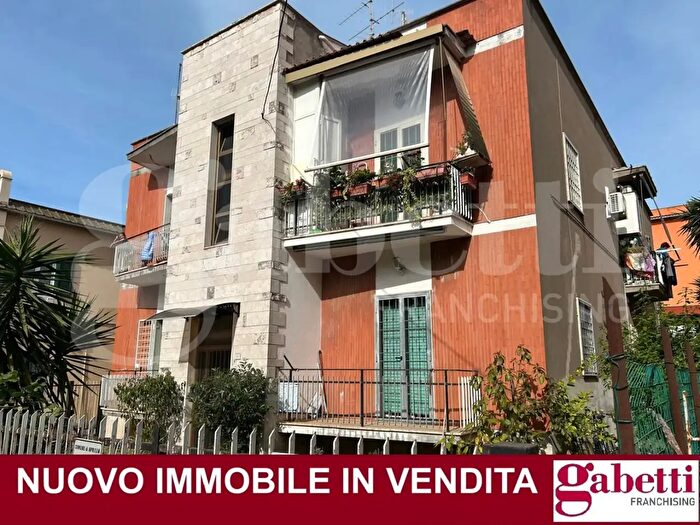 Appartamento quadrilocale in vendita in Via Ugo Foscolo, Aprilia