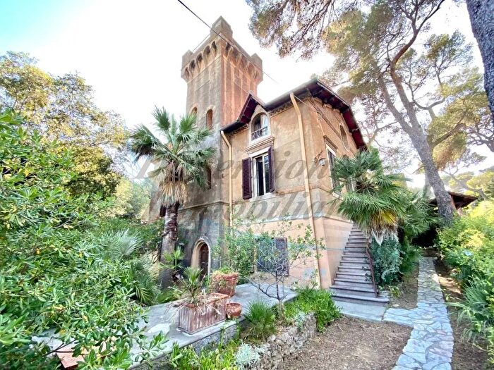 Casa con 16 locali in vendita in Via d Martelli, Rosignano Marittimo