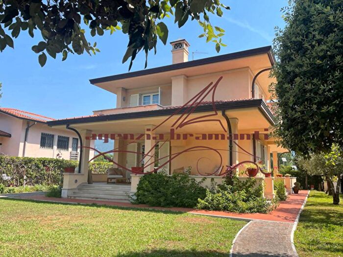 Casa trilocale in affitto in Via Settembre, Roma Imperiale, Forte dei Marmi