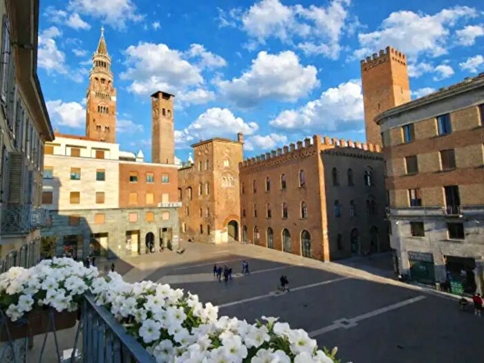 Appartamento con 5 locali in vendita in Piazza Antonio Stradivari, Cremona