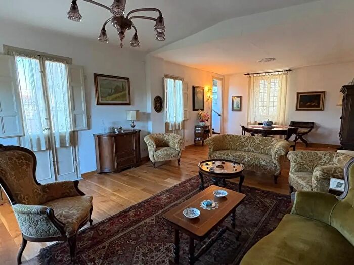 Appartamento con 8 locali in vendita in Lucca