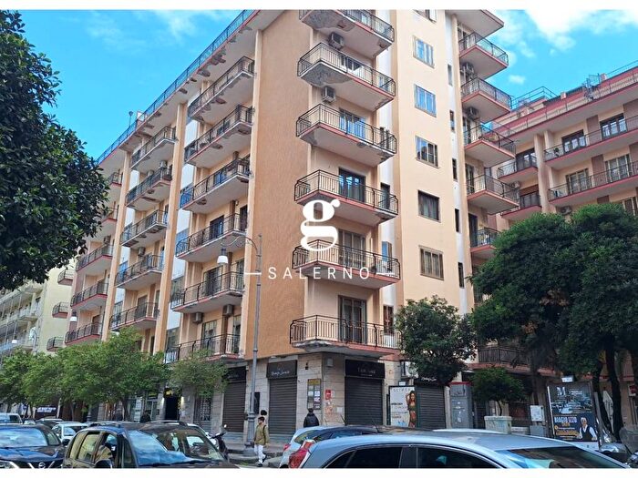Appartamento con 5 locali in affitto in Corso Giuseppe Garibaldi, Centro, Salerno