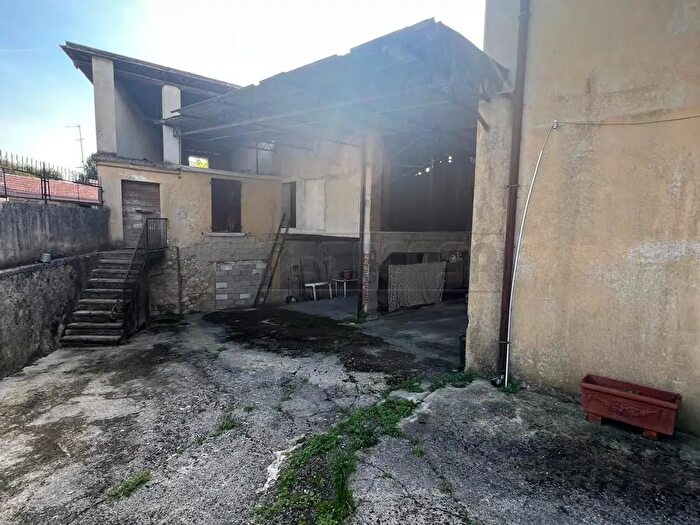 Casa con 15 locali in vendita in Via Indipendenza, Puegnago Sul Garda