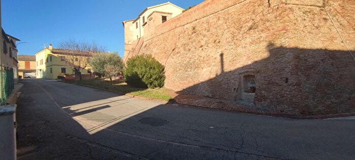 Casa con 8 locali in vendita in Arcevia