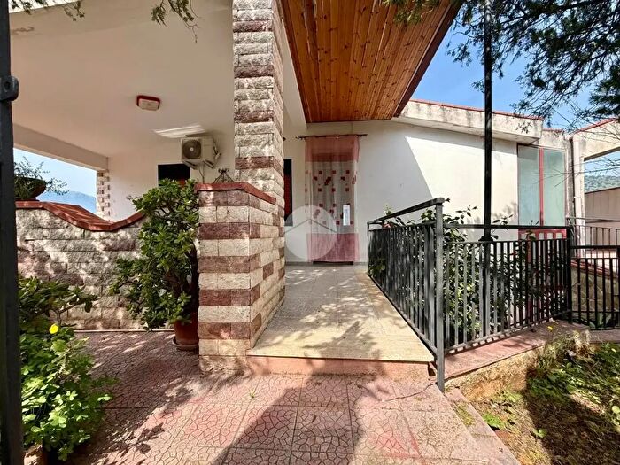 Casa quadrilocale in vendita in Via Giardinello, Carini