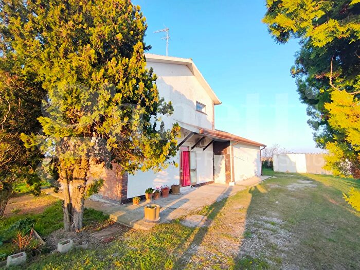 Casa con 5 locali in vendita in Taglio Di Po