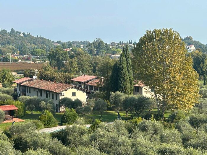 Appartamento trilocale in affitto in Via Ronchi, Padenghe sul Garda