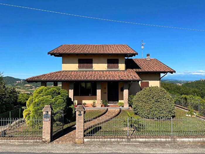 Casa con 7 locali in vendita in Gabiano