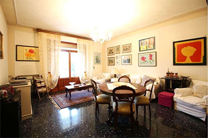 Casa con 11 locali in vendita in Pontedera