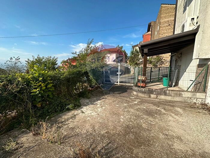 Casa trilocale in vendita in San Leucio Del Sannio