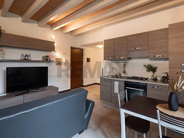 Appartamento bilocale in affitto in Frazione Villa, Centro, Casatenovo